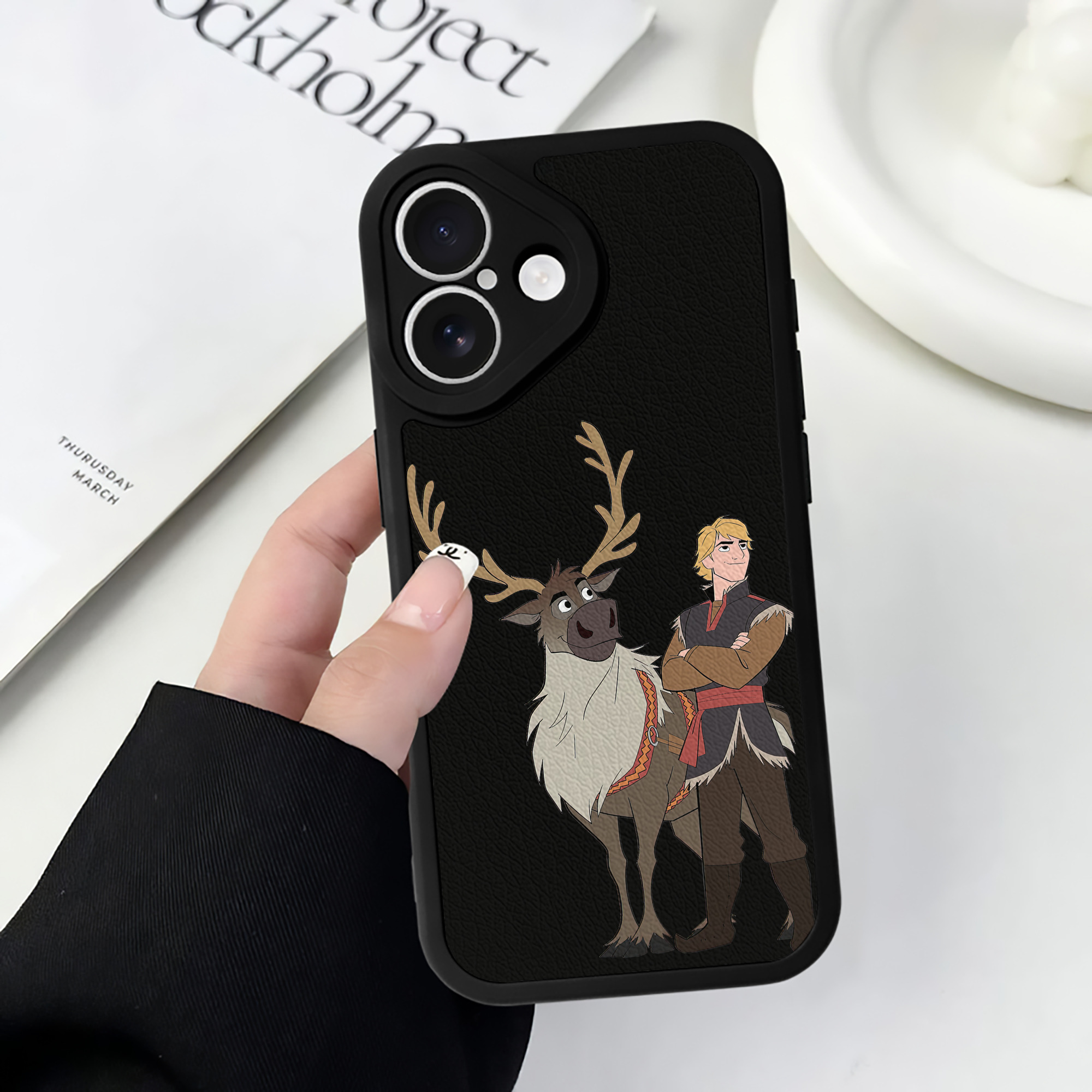 （画像用） アナと雪の女王 アンナ エルサ Frozen Anna Elsa 【iPhone 16シリーズ対応】シリコンスマホケース（レザー調） 材質：シリコン